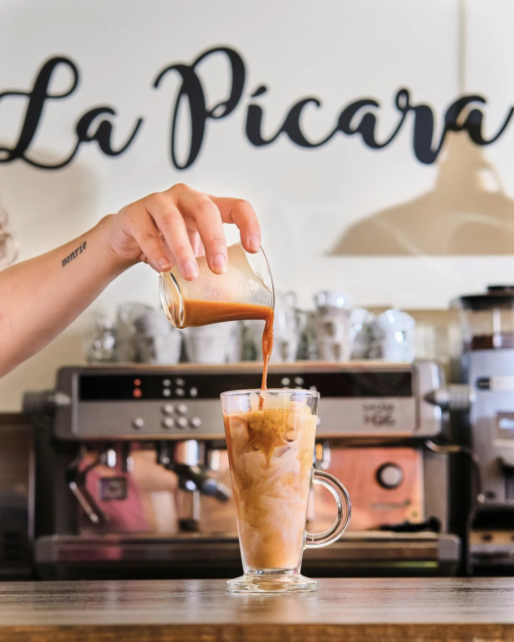 imagen haciendo un café en La Pícara